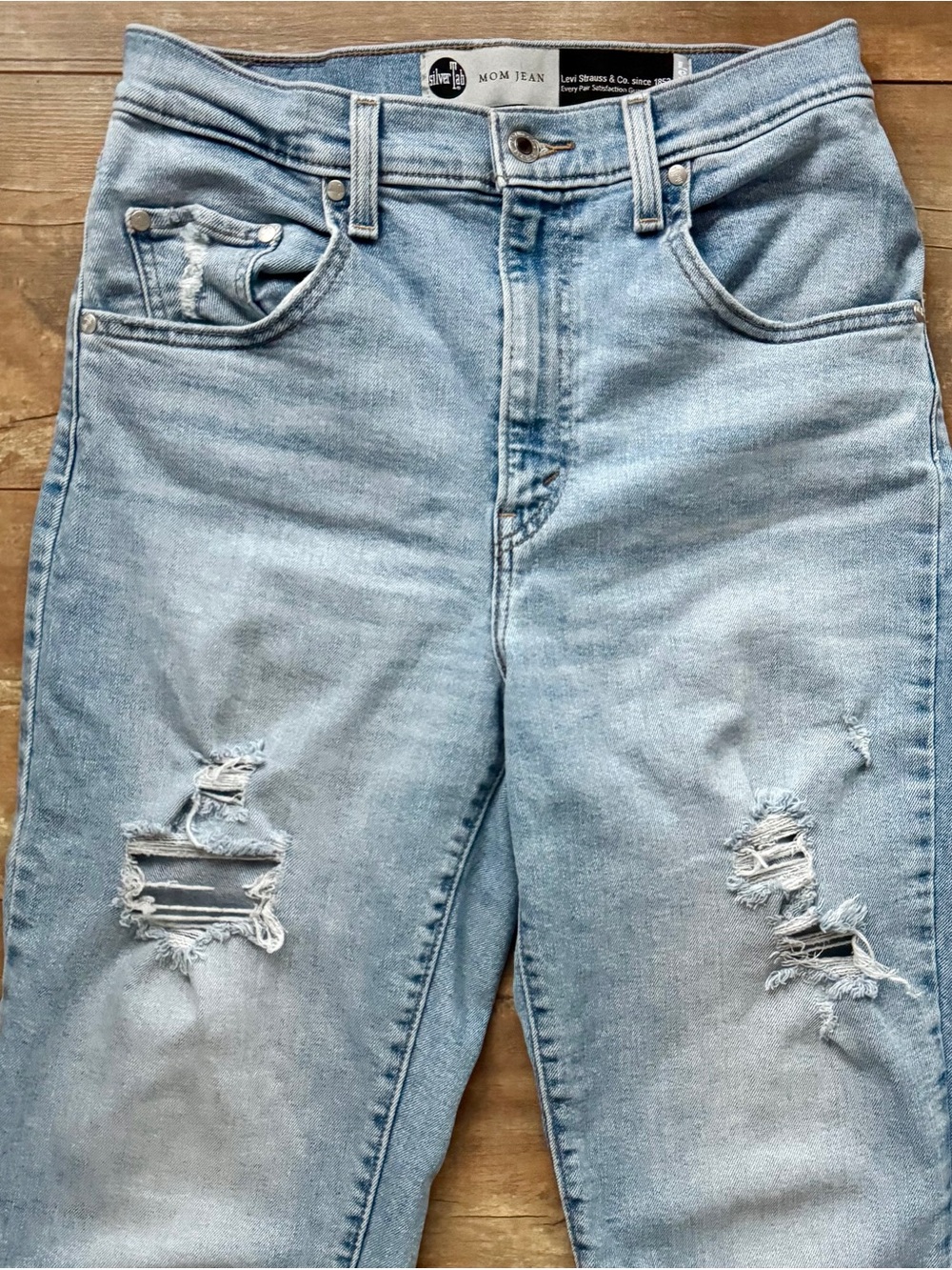 Levi’s Silver Tab Light Wash Distressed High Rise Mom Jean Stretch Denim Size 29 - Picture 3 of 8